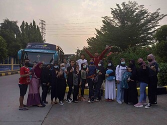 gambar pribadi bersama perwakilan DUDI sebelum kami kembali ke Magelang, setelah menyelesaikan PKL selama enam bulan di kawasan Jakarta Timur