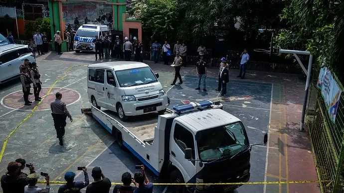 antarafoto-mobil-mbg-tabrak-siswa-dan-guru-sdn-kalibaru-01-pagi-1765439994_7696_ratio-16x9-3993976093