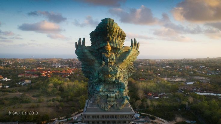 Patung Garuda Wisnu kencana