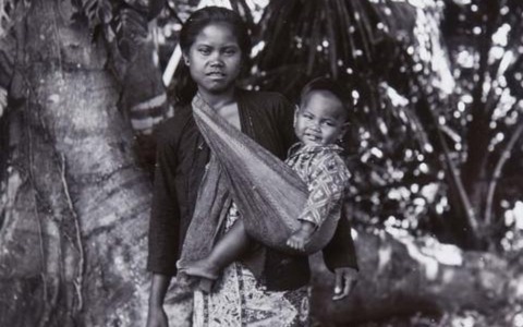 Potret Kuno Wanita Jawa dan Anaknya